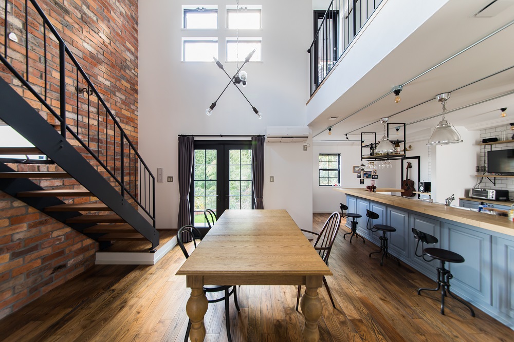 ブルックリンスタイルのレンガ積３階建てのお家