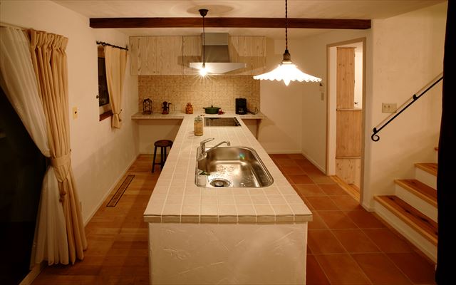 陽の当たるキッチンと漆喰の真っ白な家