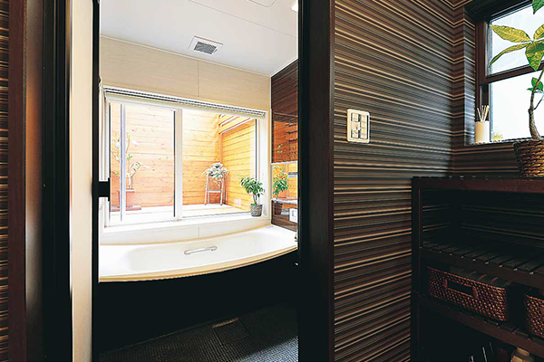 大きな窓がある浴室